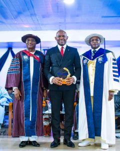 TOE à la cérémonie de remise des diplômes à l'Université de l'Amirauté